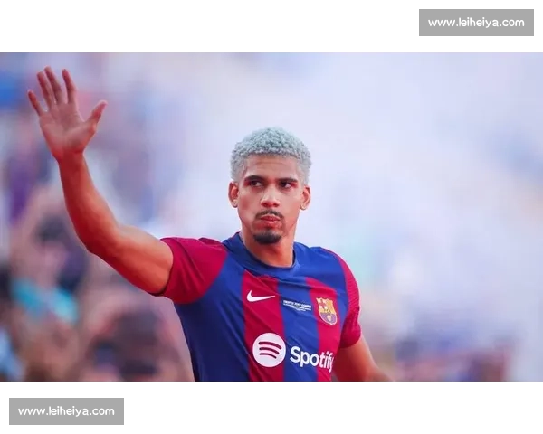 世体炮轰国家德比漏判：卡瓦哈尔冲人不冲球，阿劳霍点球被抹除